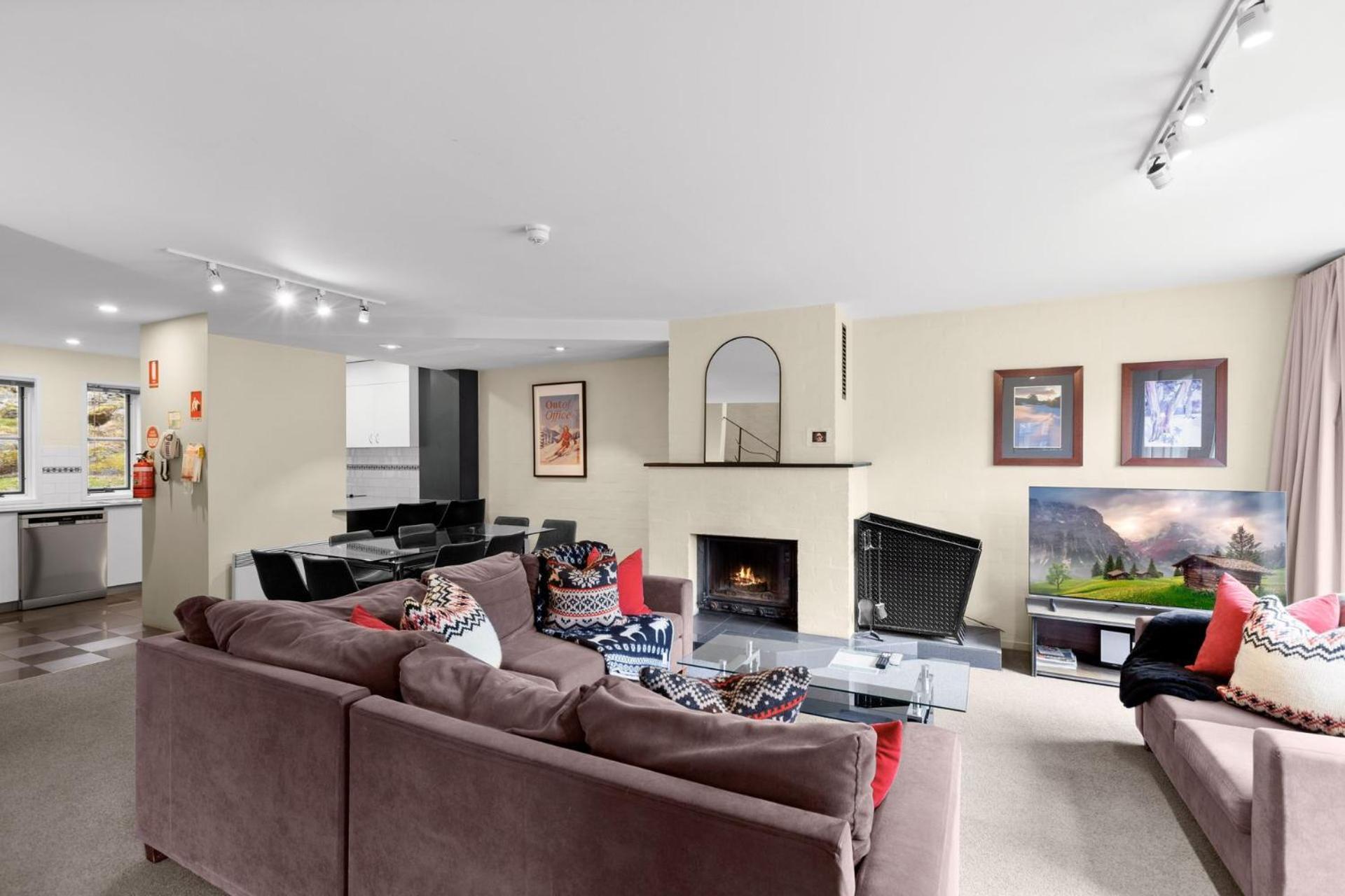 Village Green 2 Bedroom Loft Townhouse With Views Fireplace And Garage Parking Thredbo Dış mekan fotoğraf
