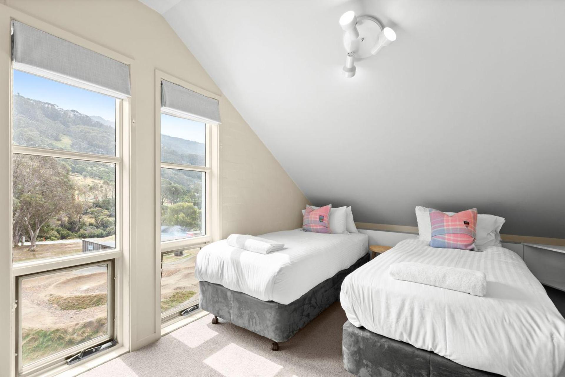 Village Green 2 Bedroom Loft Townhouse With Views Fireplace And Garage Parking Thredbo Dış mekan fotoğraf