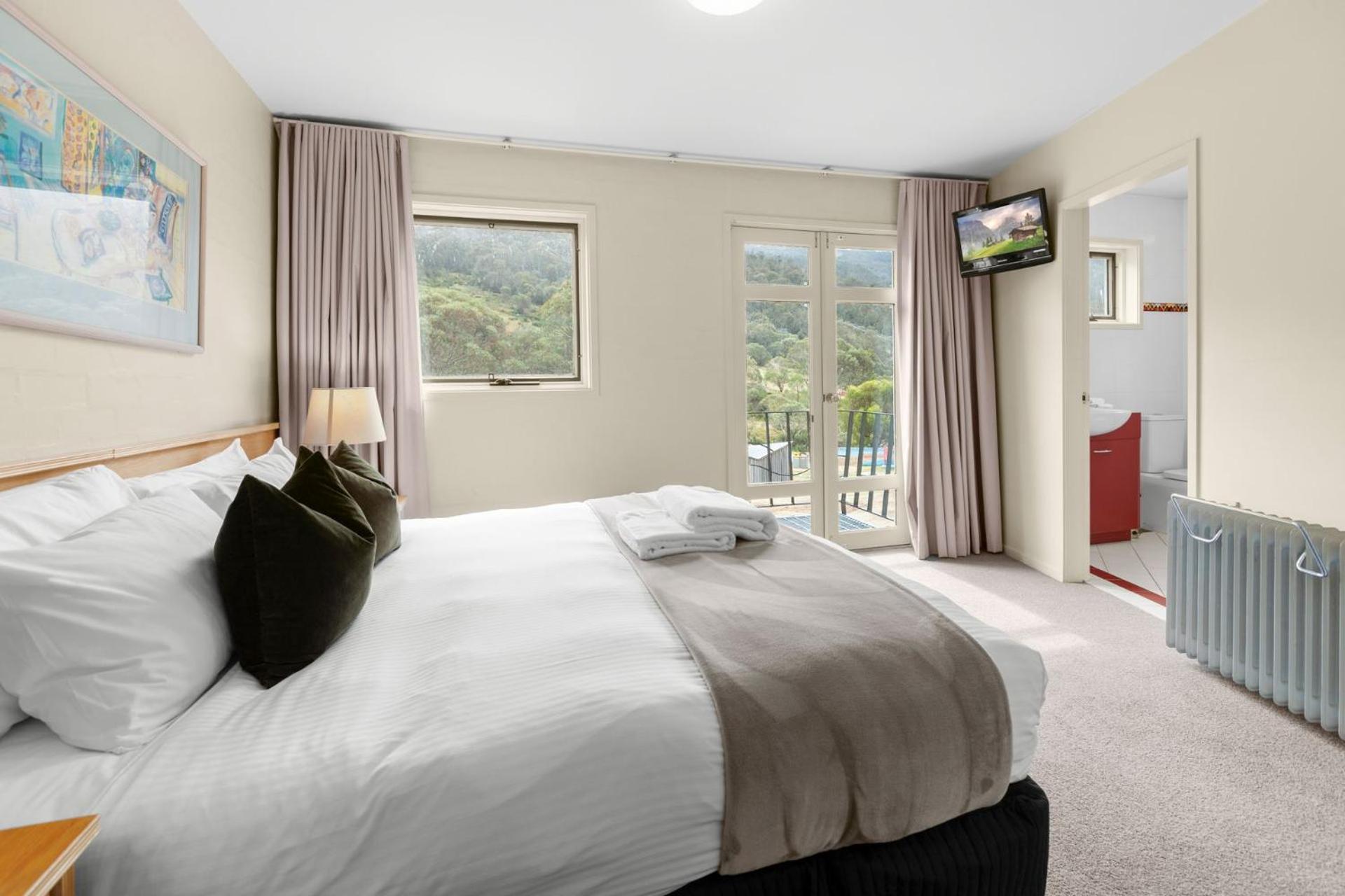 Village Green 2 Bedroom Loft Townhouse With Views Fireplace And Garage Parking Thredbo Dış mekan fotoğraf