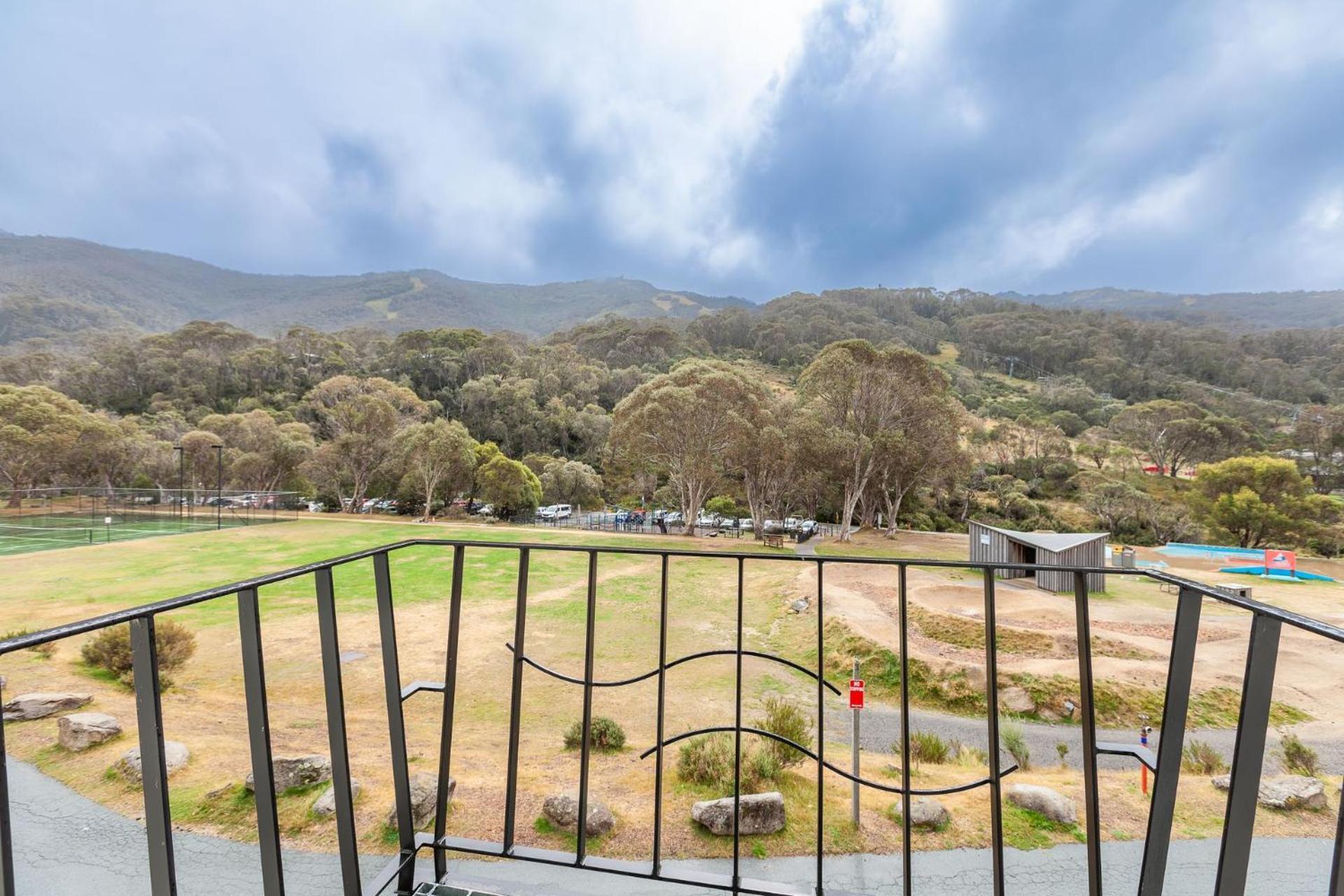Village Green 2 Bedroom Loft Townhouse With Views Fireplace And Garage Parking Thredbo Dış mekan fotoğraf