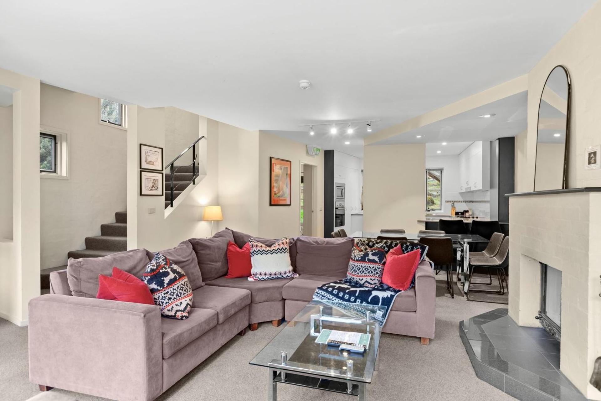 Village Green 2 Bedroom Loft Townhouse With Views Fireplace And Garage Parking Thredbo Dış mekan fotoğraf