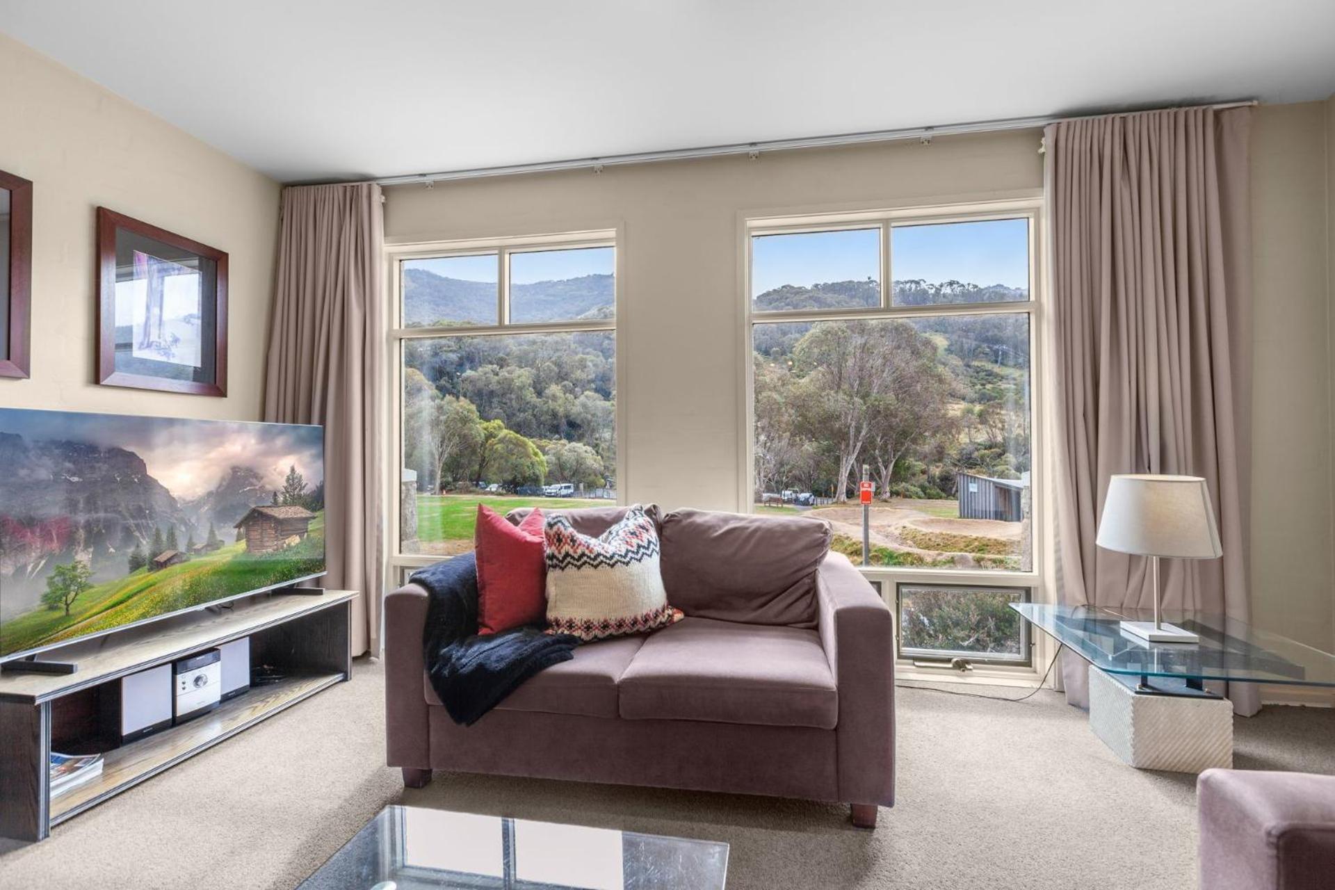 Village Green 2 Bedroom Loft Townhouse With Views Fireplace And Garage Parking Thredbo Dış mekan fotoğraf
