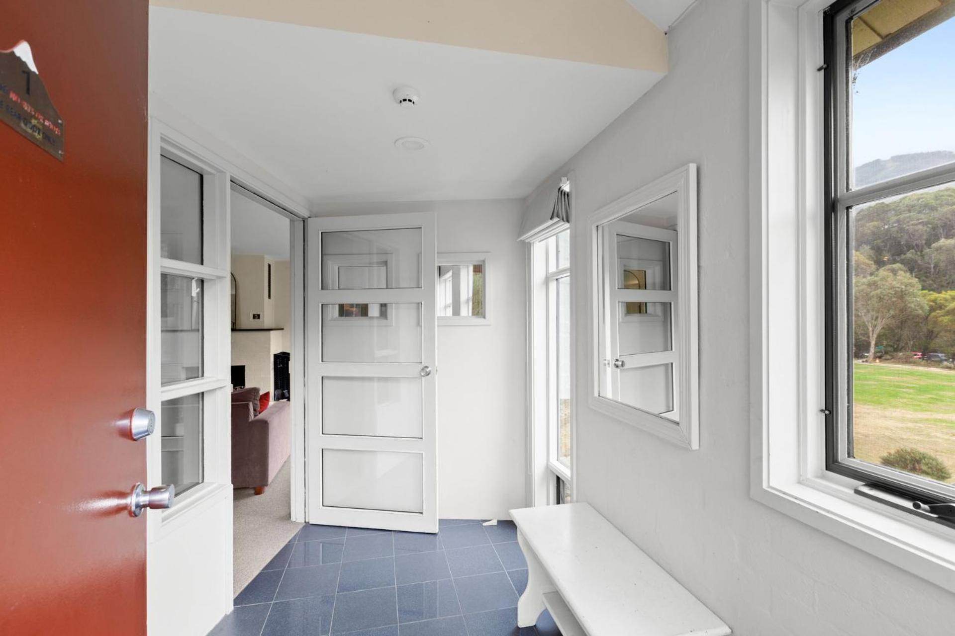 Village Green 2 Bedroom Loft Townhouse With Views Fireplace And Garage Parking Thredbo Dış mekan fotoğraf