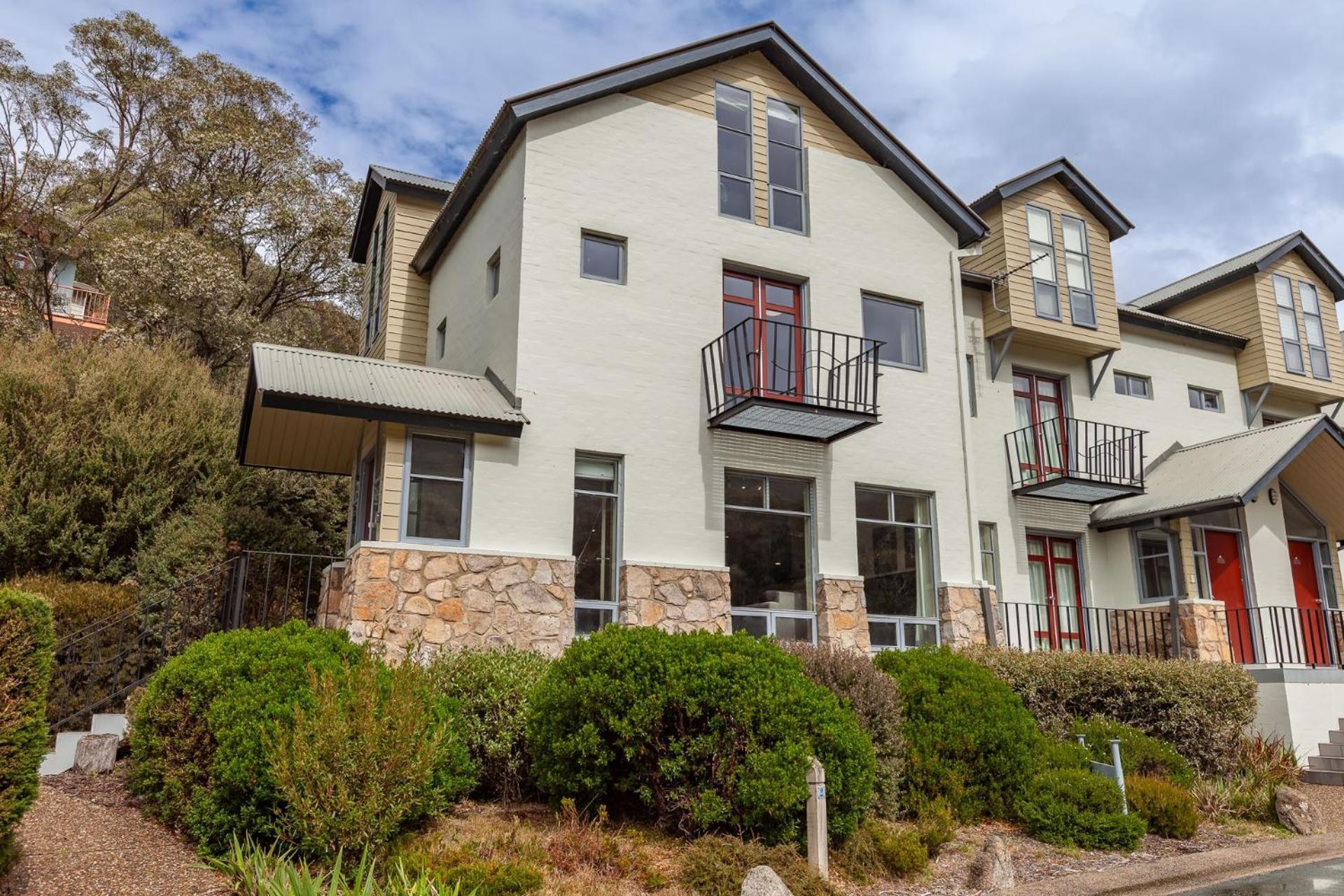 Village Green 2 Bedroom Loft Townhouse With Views Fireplace And Garage Parking Thredbo Dış mekan fotoğraf