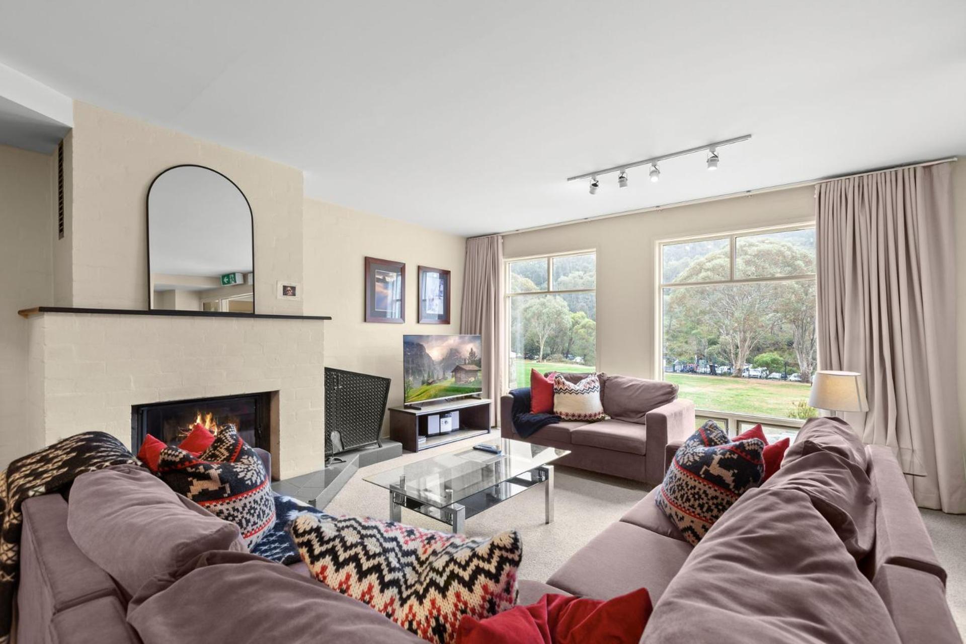 Village Green 2 Bedroom Loft Townhouse With Views Fireplace And Garage Parking Thredbo Dış mekan fotoğraf